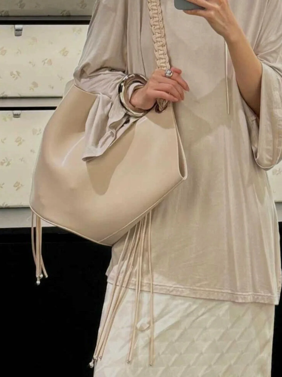 Многофункциональная женская сумка через плечо с кисточками