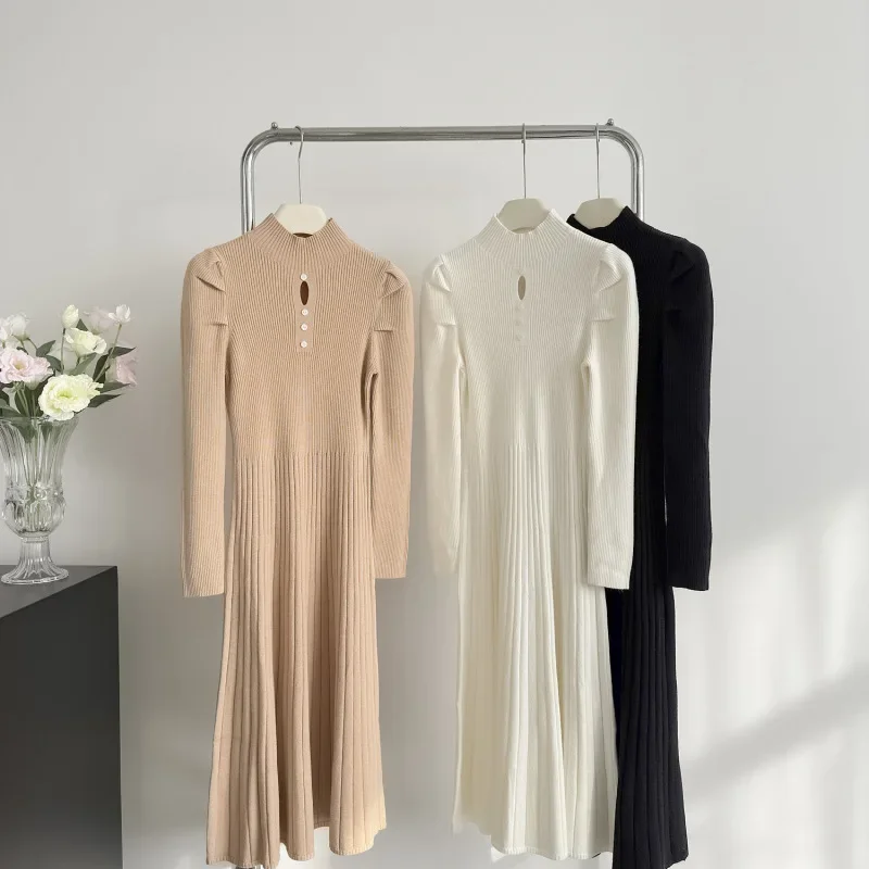 Элегантное утягивающее белое вязаное платье с высоким воротником женское