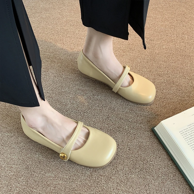 

Кроссовки женские резиновые без шнуровки, повседневные однотонные сникерсы из экокожи, базовая обувь с металлическим украшением, на плоско...