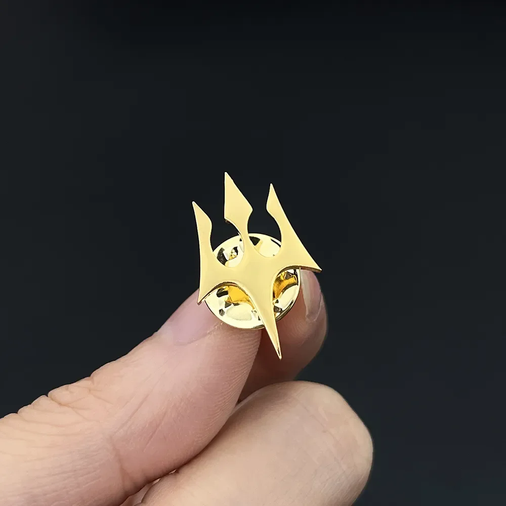 Сдержанный стиль золотой цвет нержавеющая сталь Erlang God Trident брошь из титановой