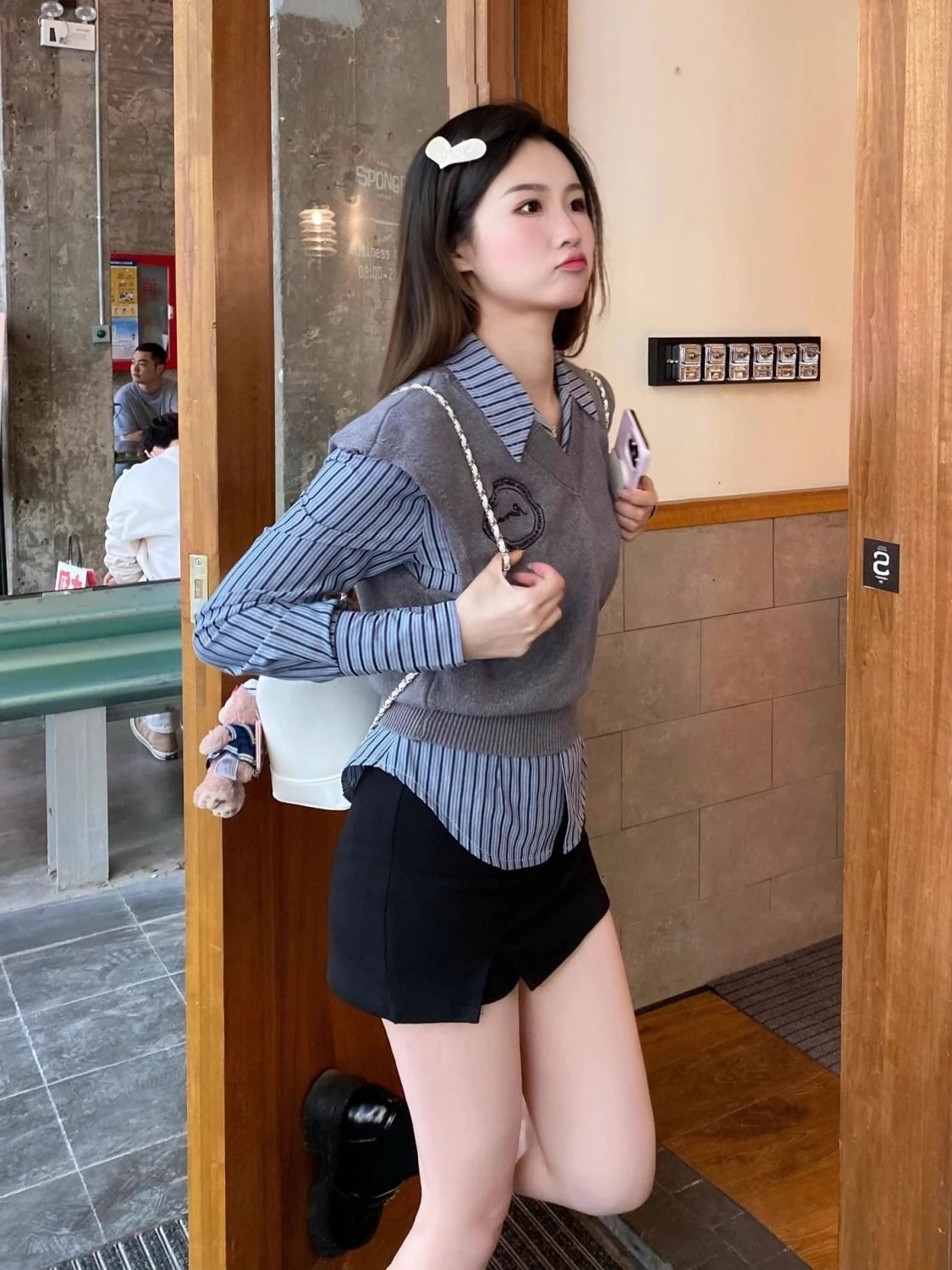 Женский свитер с V-образным вырезом без рукавов