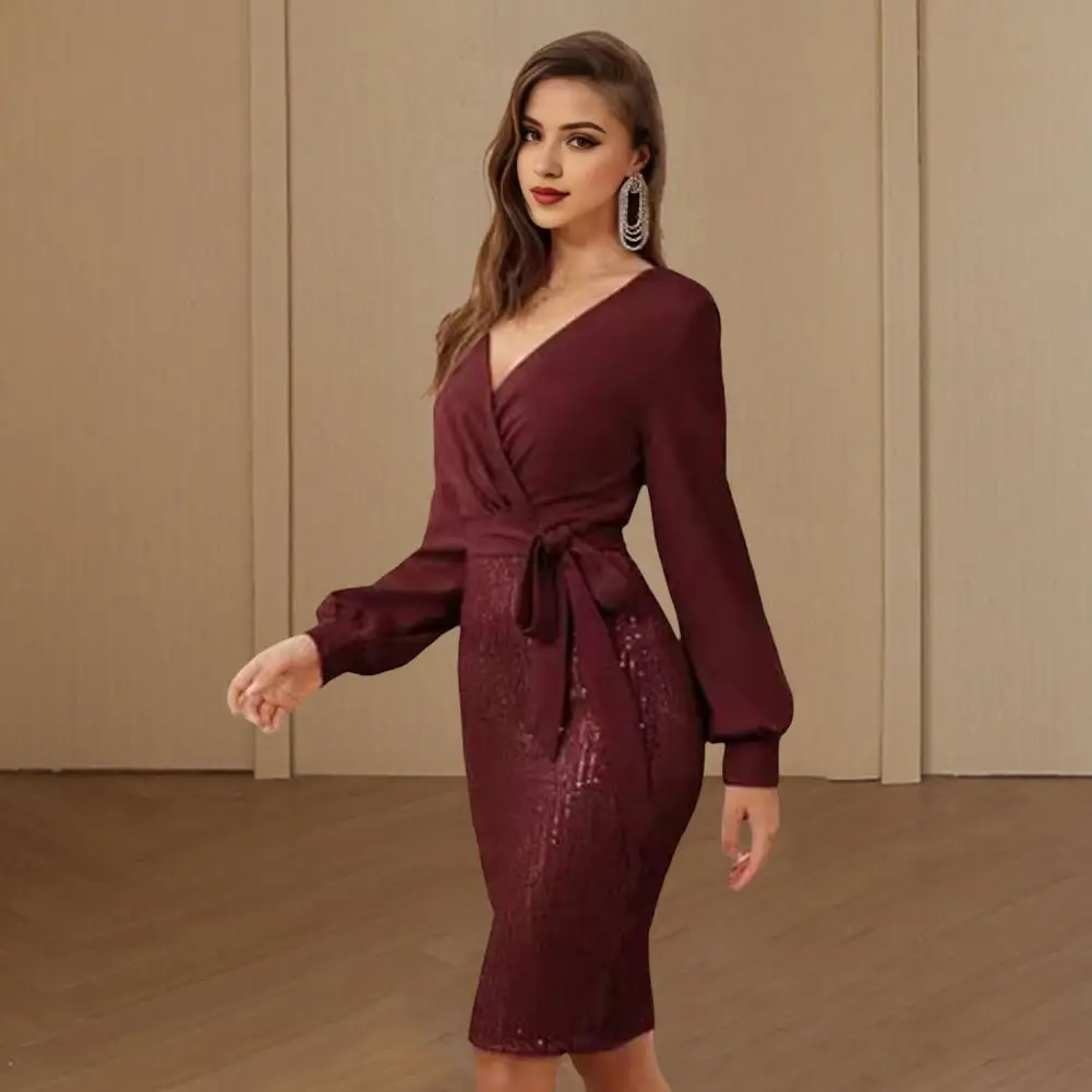 Платье с пайетками Элегантное платье-футляр V-образным вырезом и блестками на