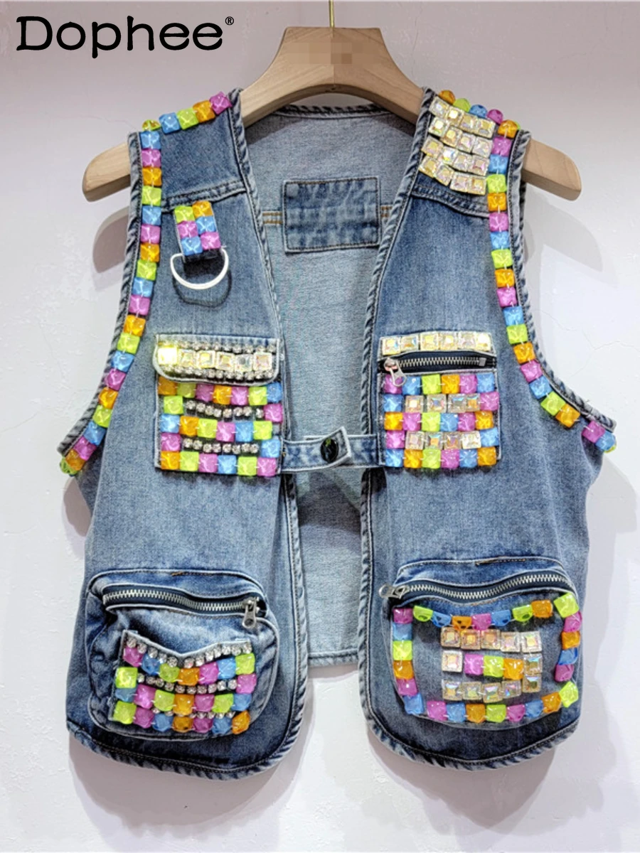 

Женский джинсовый жилет с карманами и бриллиантами