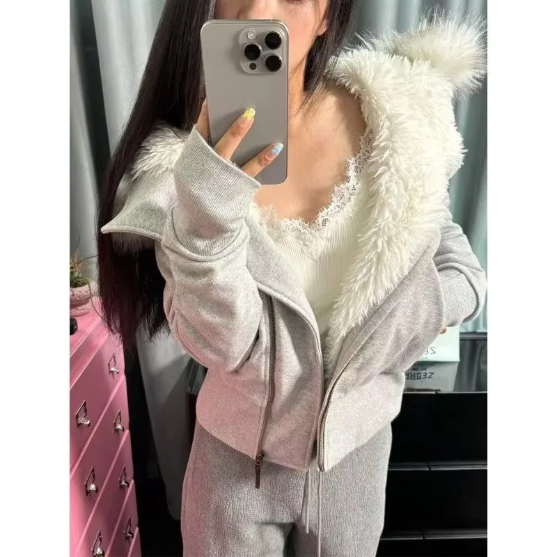 Женская флисовая куртка с меховым воротником