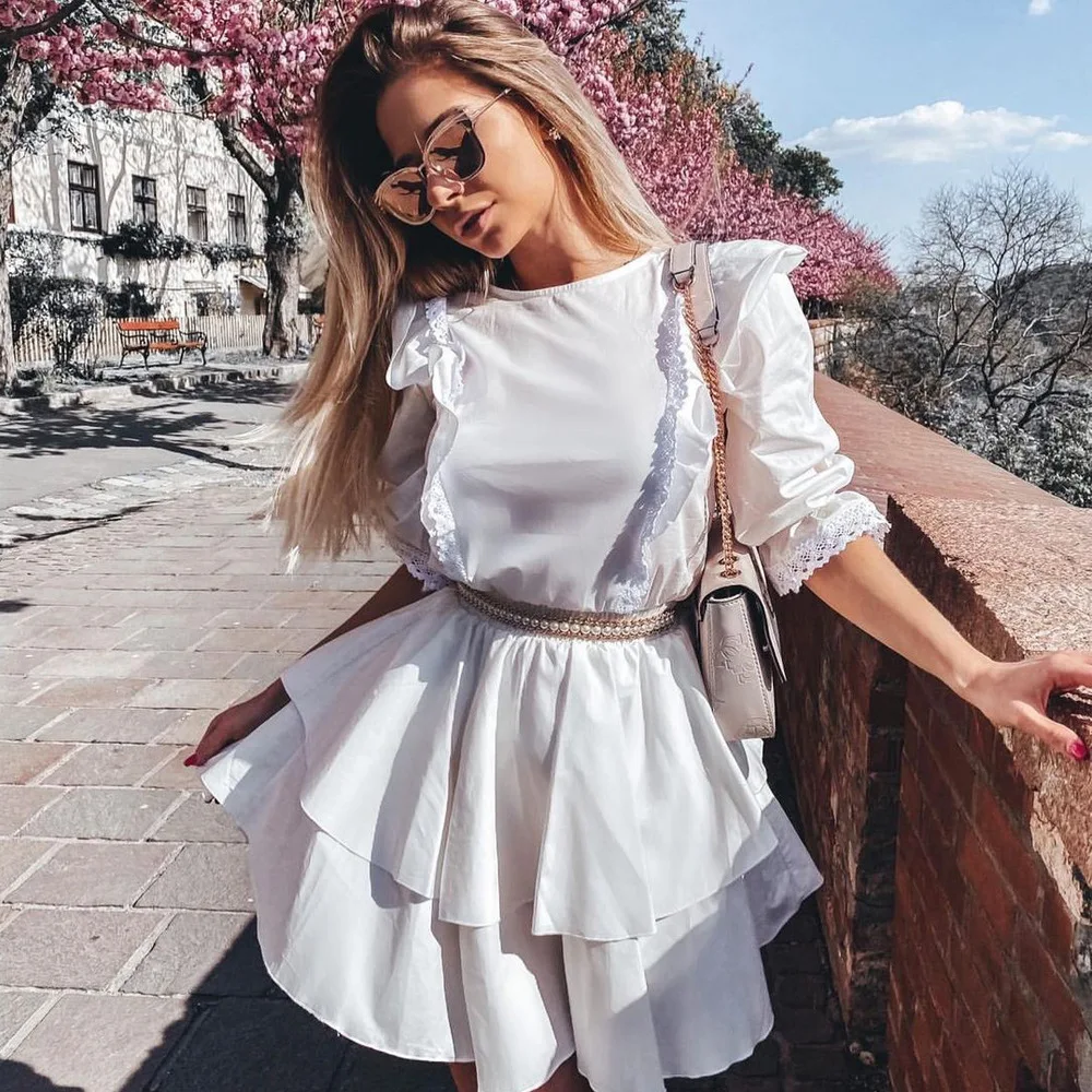 

Женское кружевное мини-платье с оборками, круглым вырезом и коротким рукавом