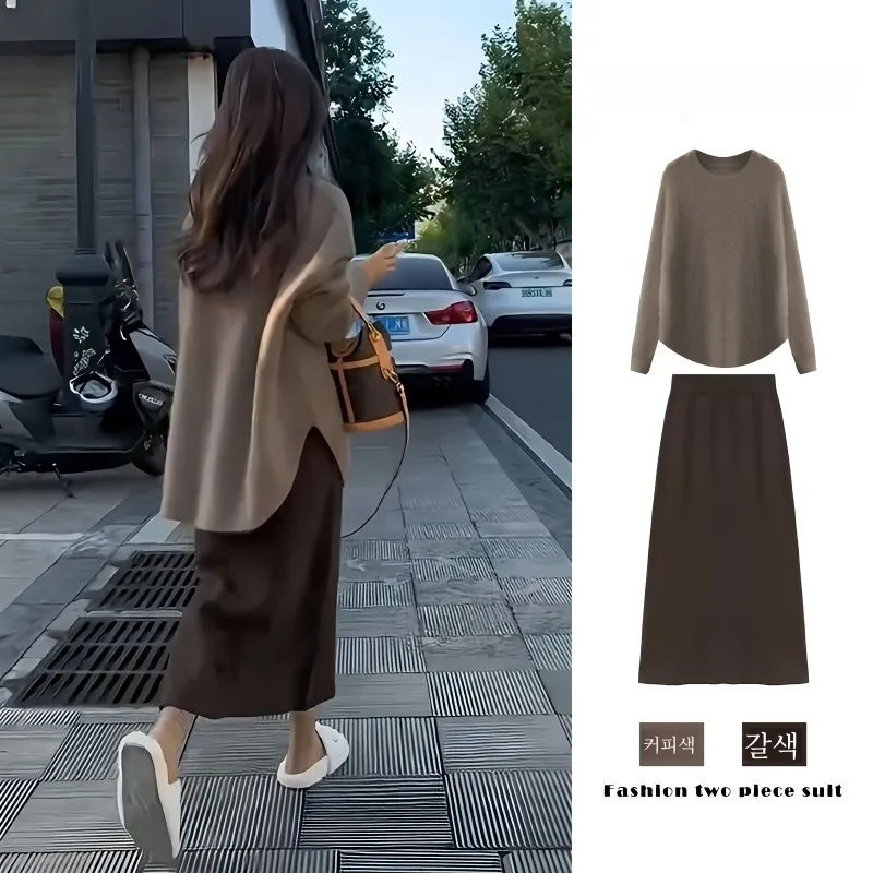 Женский трикотажный комплект из двух предметов свитер и юбка средней длины с