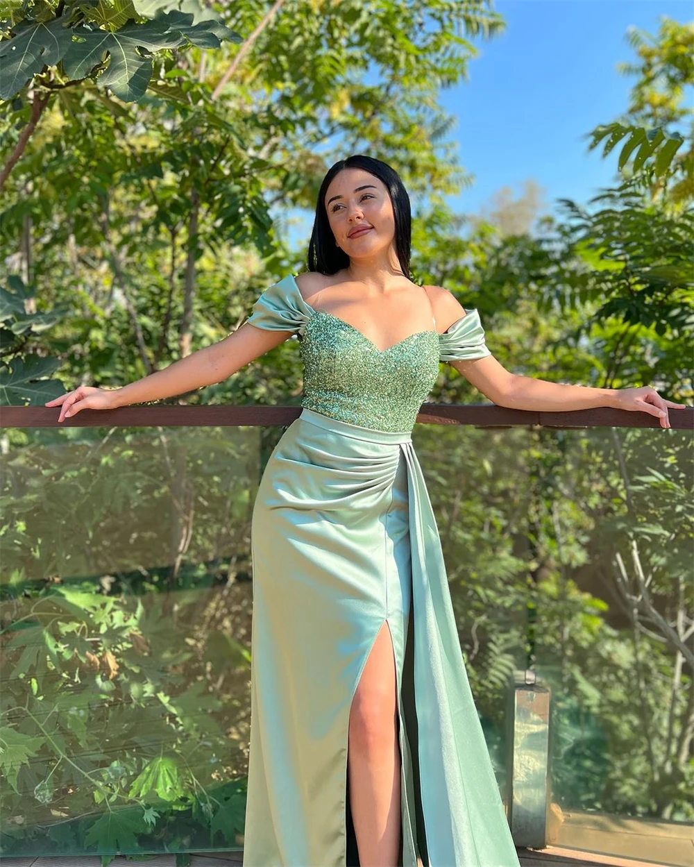 Изысканное платье-футляр Jiayiigong с открытыми плечами и блестками по