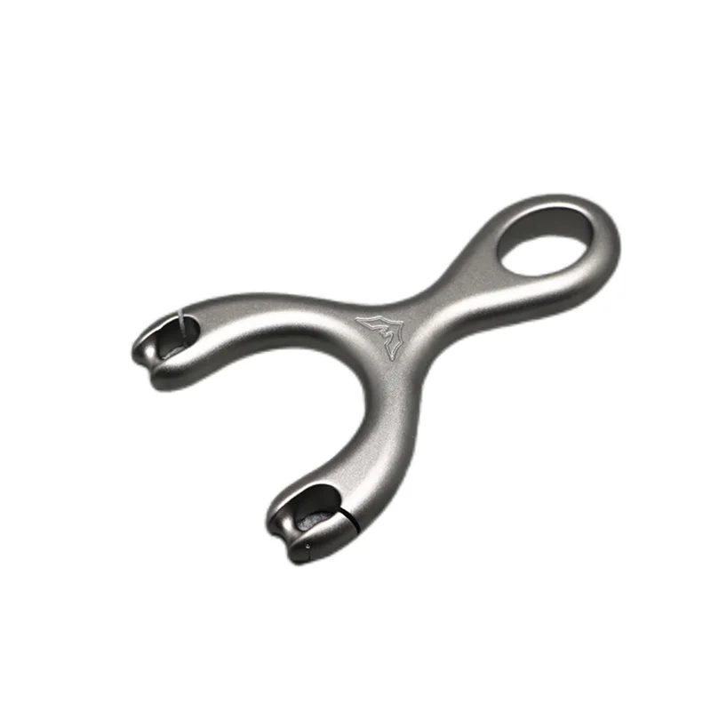 

Titanium Alloy Flat Leather Slingshot Binding Free Quick Pressing Clip TC21 Sharpshooter Slingshot Hunting Catapult