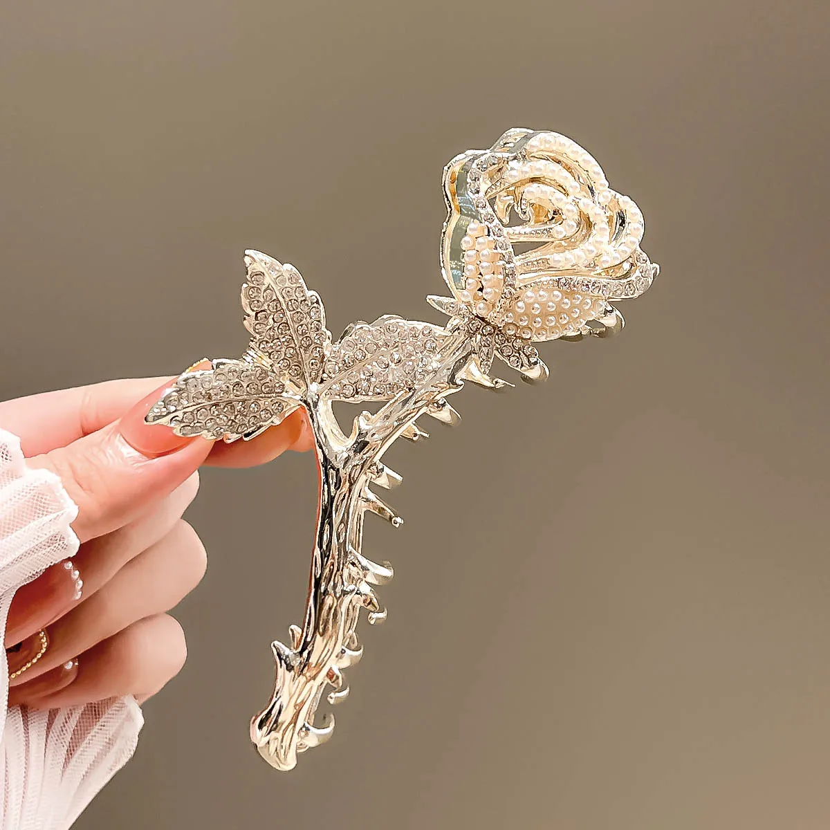 

2022 New Pearl Rose Flower Hair Claws Jewelry for Women Korean Elegant Metal Hair Clips Trendy Hair Accessories Zinc Alloy