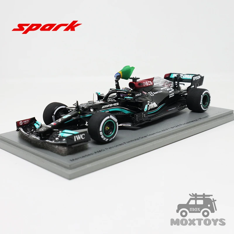 

Spark 1:43 2021 F1 Petronas No.44 L.Hamilton F1 W12 Winner Brazilian w/Figurine holding flag Diecast Model Car