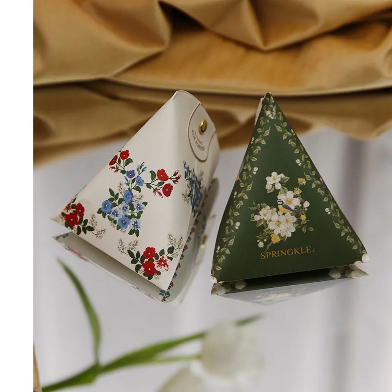 

Triangular Shape Wedding Favors For Guests Paper Candy Box Gift Packing Chocolate Boxes Baby Shower Birthday Decoration Supplies