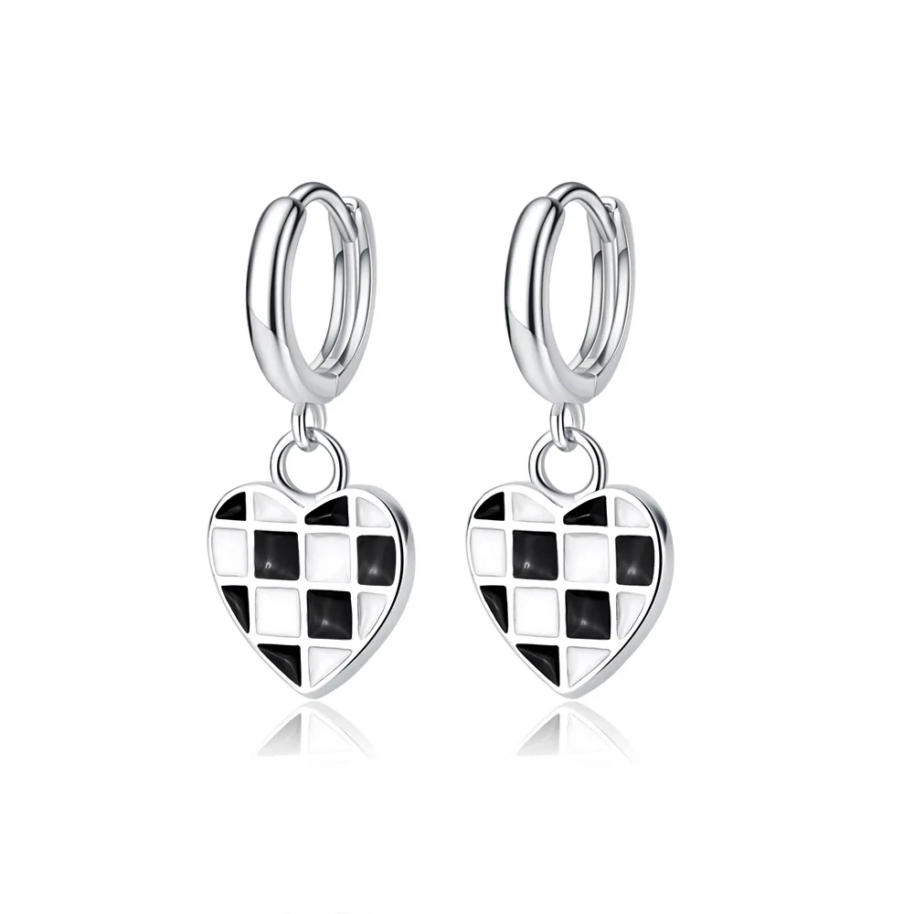 

Модные серебряные мозаичные серьги в виде сердца, простые черно-белые клетчатые шахматные ушные пряжки для женщин, ювелирные изделия