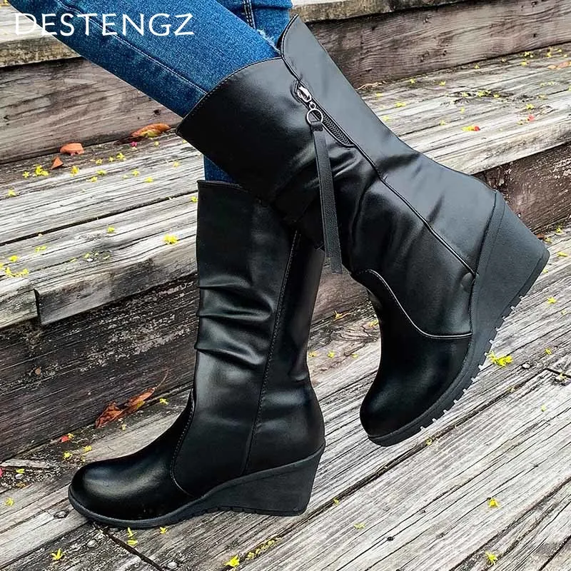 Женские сапоги до середины икры на высокой танкетке элегантная Дизайнерская