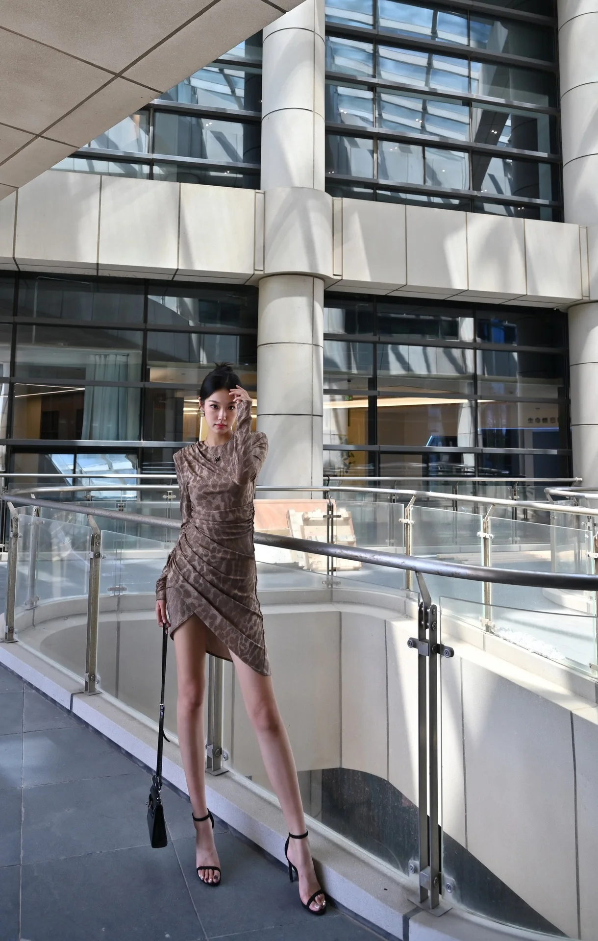 

2023 осень/зима модная новинка Женская одежда платье с золотым принтом 0905