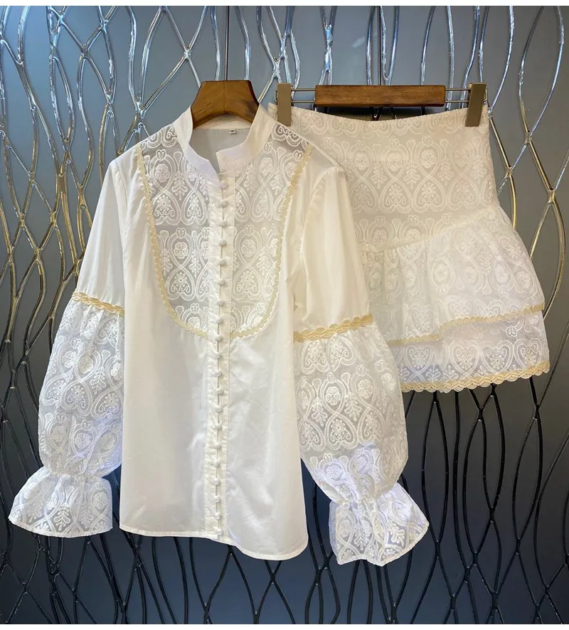 

Женский комплект из 2 предметов, белая рубашка с расклешенным рукавом и вышивкой сердечком + мини-юбка с оборками, осень 2022