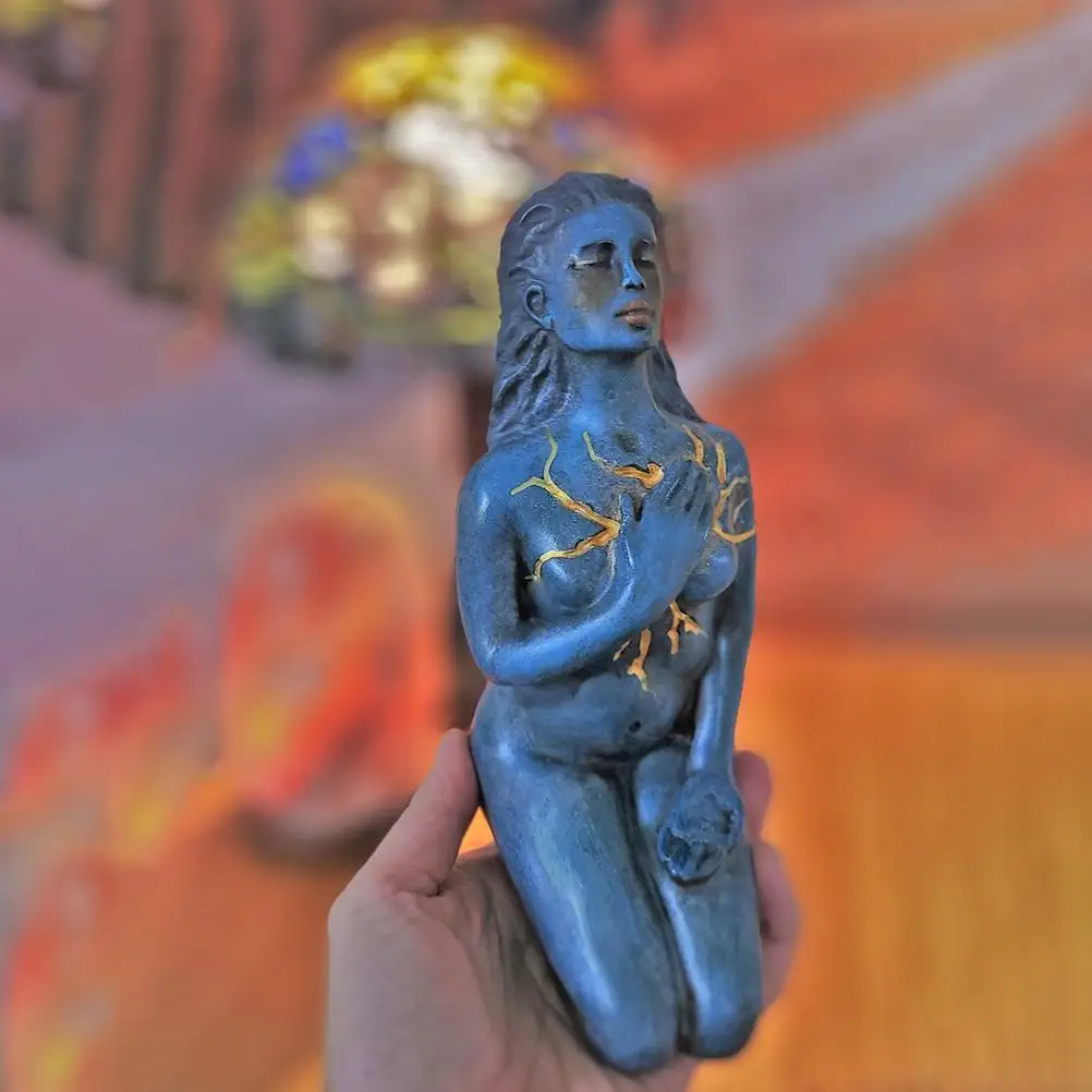 Статуя самовлюбленной и восстанавливающей богини поделки из смолы