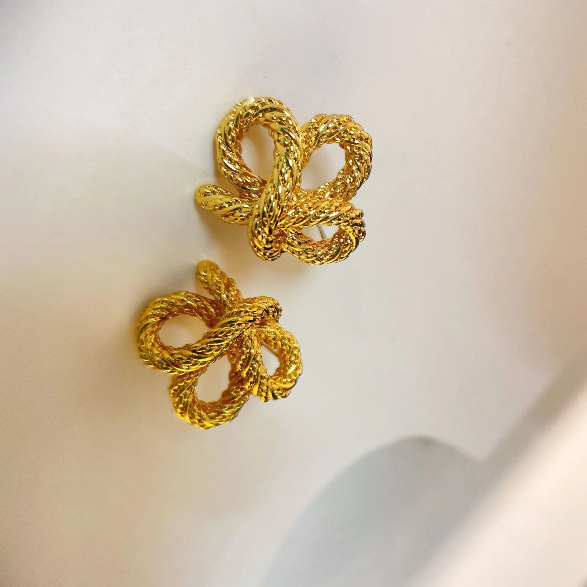 

2022 New French Style Retro Twist Metal Knotted Stud Earrings Female Unique Gold-Plated Ear Clip Earring