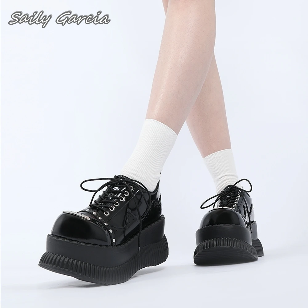 Ботильоны глянцевые в стиле панк с металлическим украшением модные ботинки на