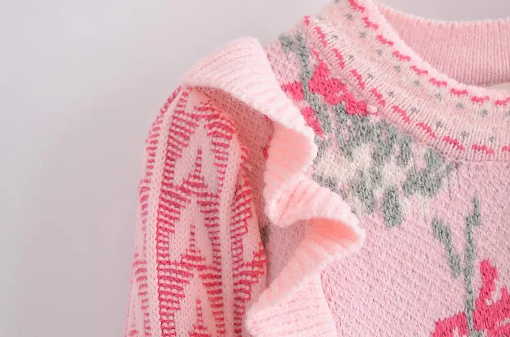 Женский трикотажный свитер с вышивкой и рюшами