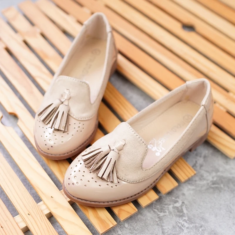 Лоферы и слипоны для девочек из искусственной кожи с закрытым носком на плоской