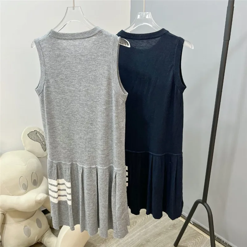 Женское трикотажное платье-жилет в студенческом стиле |