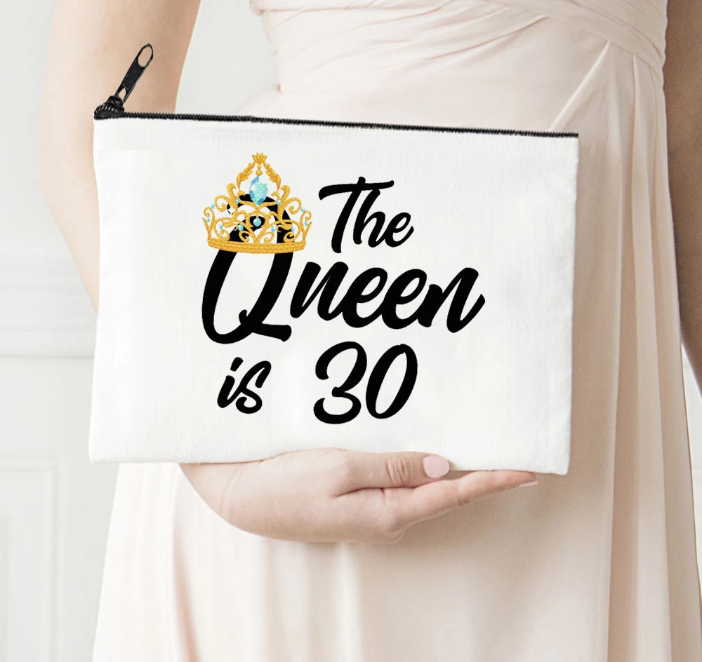 

Чехол для косметики на молнии «Queen Is 30»