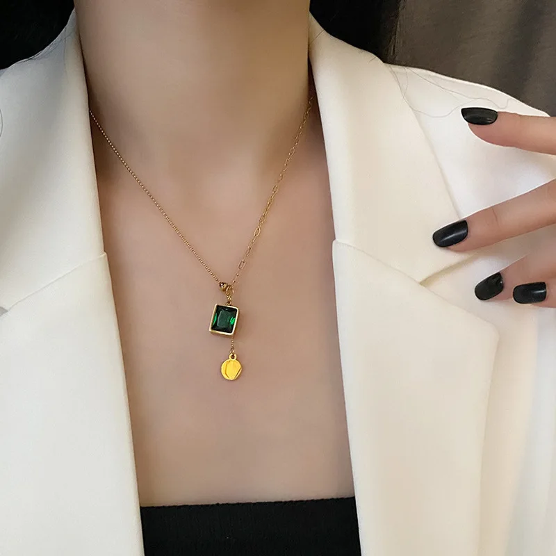 Женское регулируемое ожерелье с изумрудом