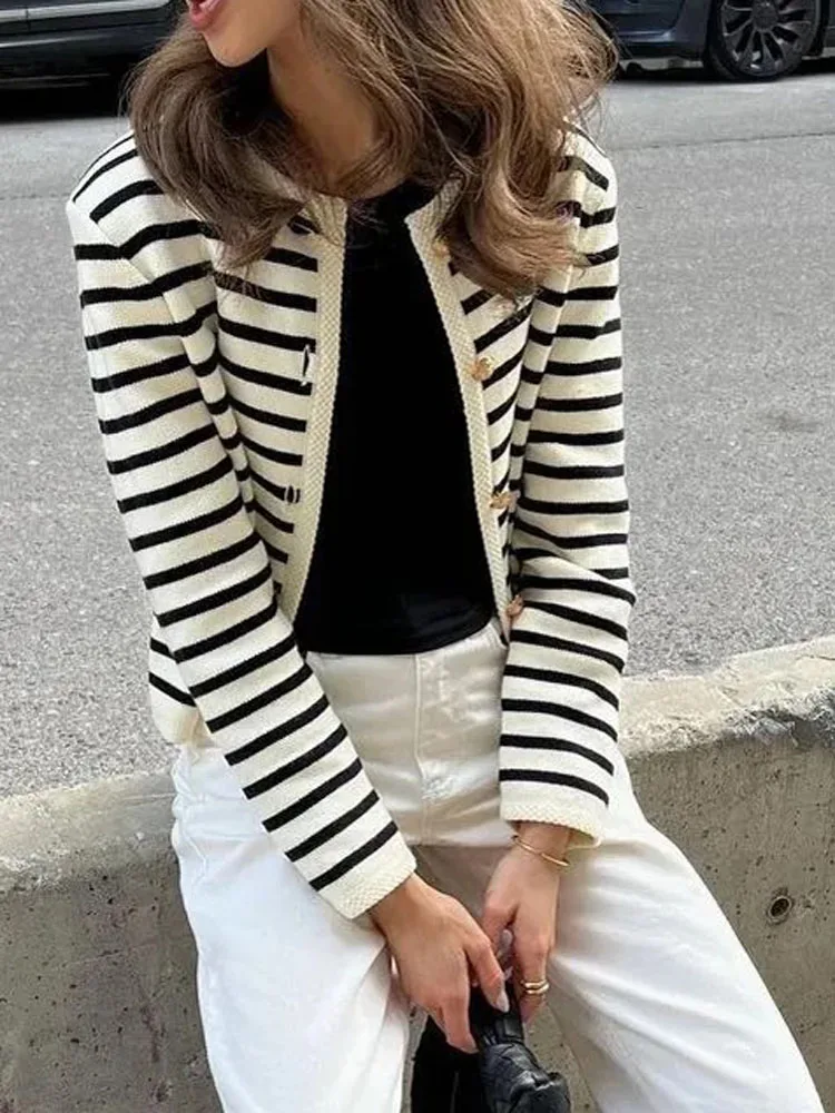 Женский полосатый кардиган на пуговицах