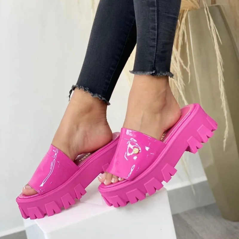 

Женские шлепанцы, летние новые сандалии на танкетке на платформе, повседневные удобные шлепанцы с открытым носком из лакированной кожи, 2023