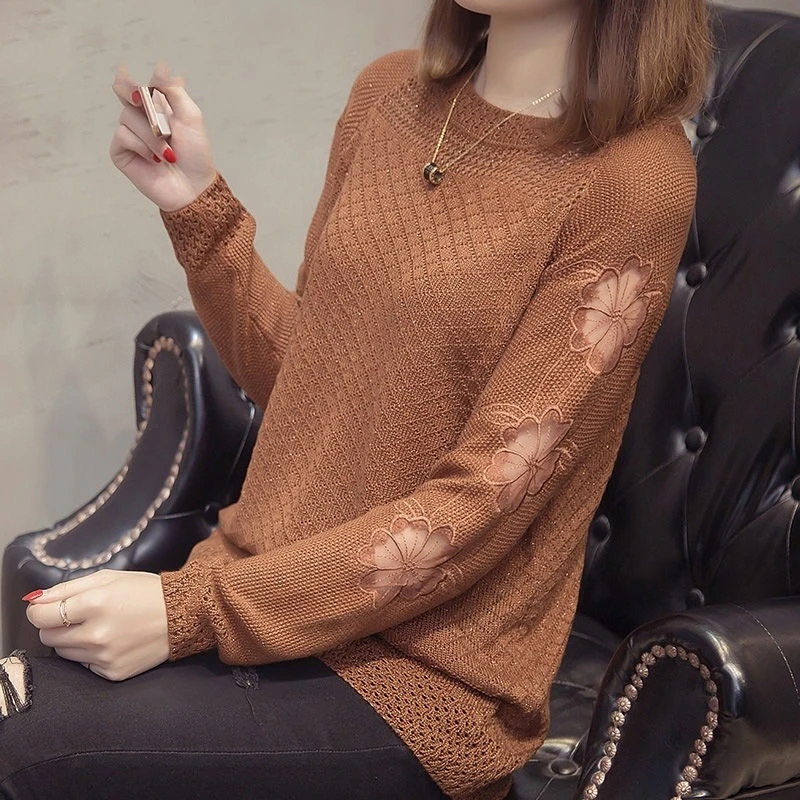Женский однотонный свитер с кружевом
