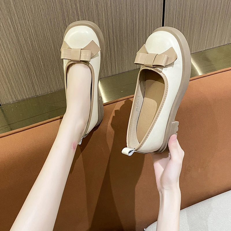 

Туфли женские демисезонные на платформе и толстом каблуке, с жемчужным ремешком