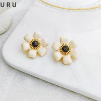 modern jewelry s925 needle white flower earrings 2022 new spring trend golden color stud earrings for girl party gifts hot sale