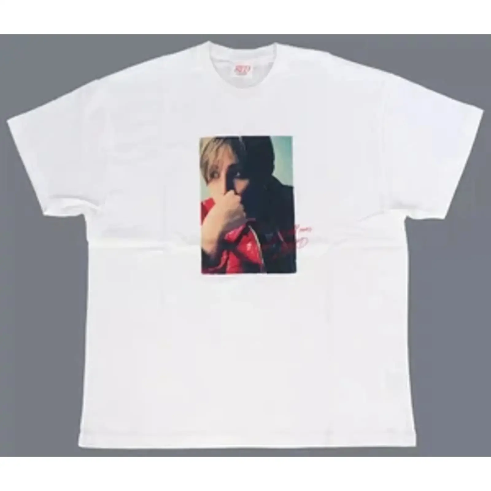 Фото Футболка Ryosuke Yamada Live Tour 2025, красно-белая, официальный мерч, винтажная, с эффектом потертости, для повседневной носки, стильная, мужская №1