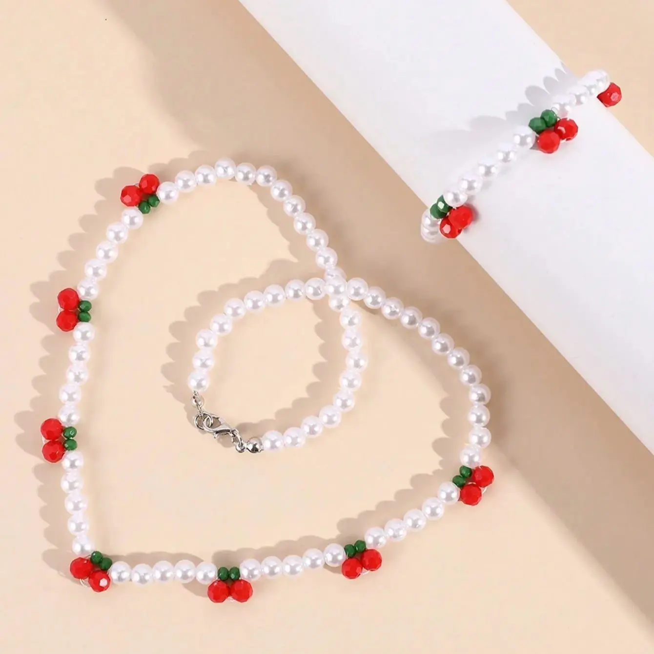 Комплект из колье браслета и перламутровой вишни