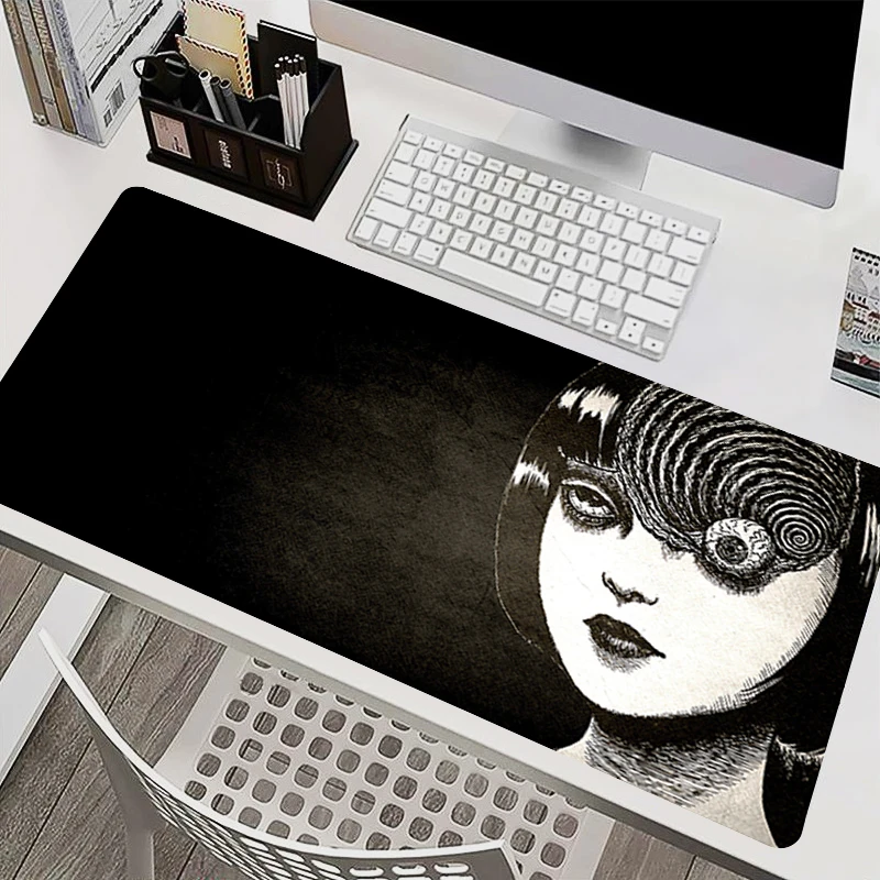 Фото Коврик для мыши J-junji Ito, черный, для офиса, ноутбука, ПК, геймеров, для клавиатуры, аниме-дизайн, нескользящий, увеличенный, для игрового компьютерного стола №2