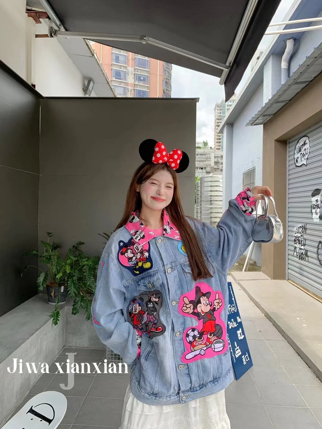 Женская однобортная джинсовая куртка свободная Осенняя с мультяшным принтом