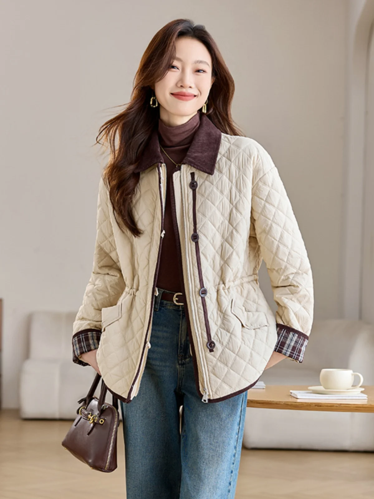 Изящное лоскутное клетчатое пальто с ромбовидным утеплителем для женщин 2024