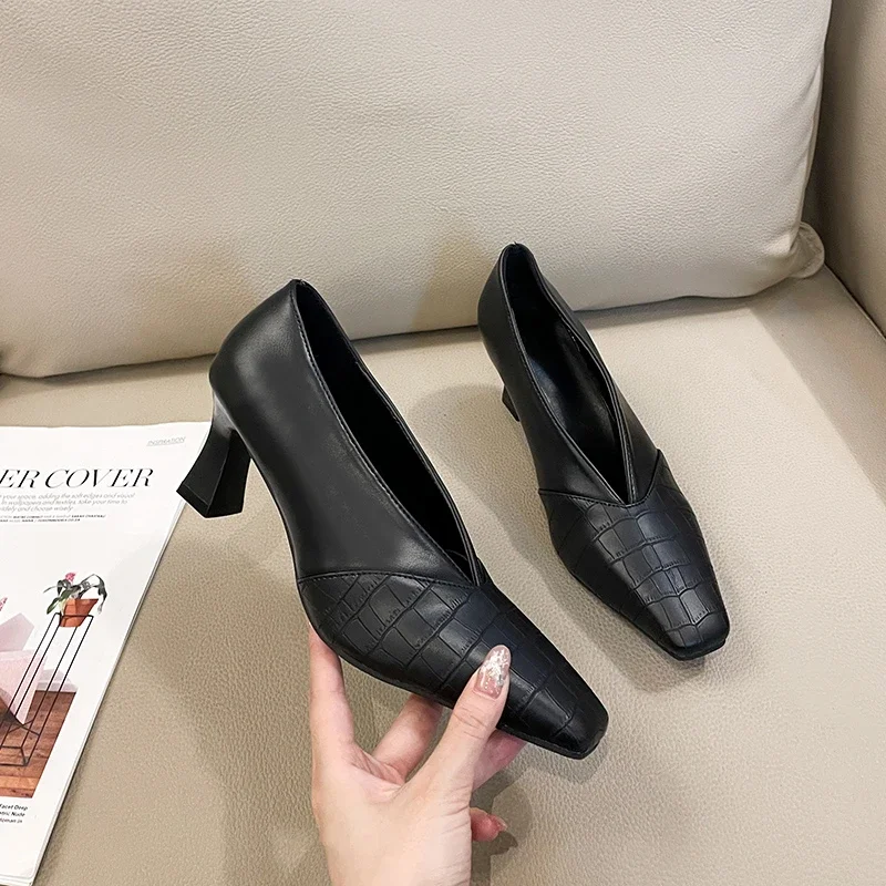 Женские туфли-лодочки с острым носком на высоком каблуке