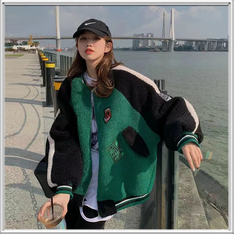 

Бейсбольная форма для женщин, новинка 2022, свободная плюшевая бейсбольная форма с цветными блоками, осенняя одежда из овечьей шерсти, Женска...