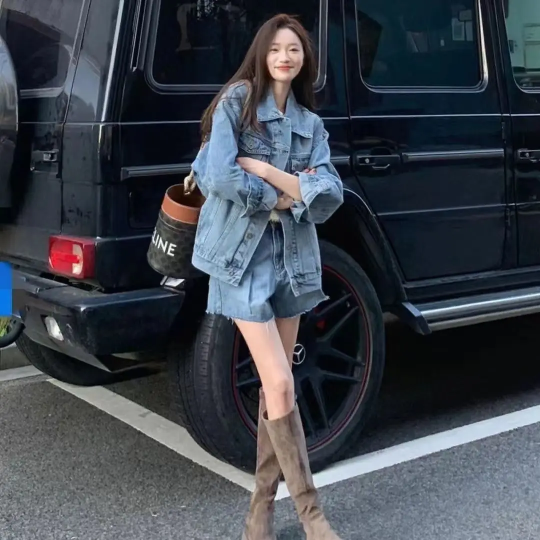 

Женская Повседневная джинсовая куртка + джинсовые шорты комплект из двух предметов