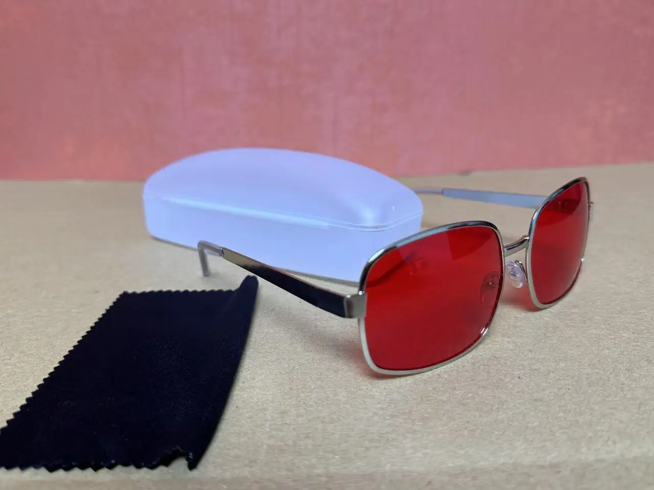 Фото Солнцезащитные очки Project Mayhem Fight Club Tyler Durden Oliver Peoples 533, мужские солнцезащитные очки с красными линзами: с коробкой №1