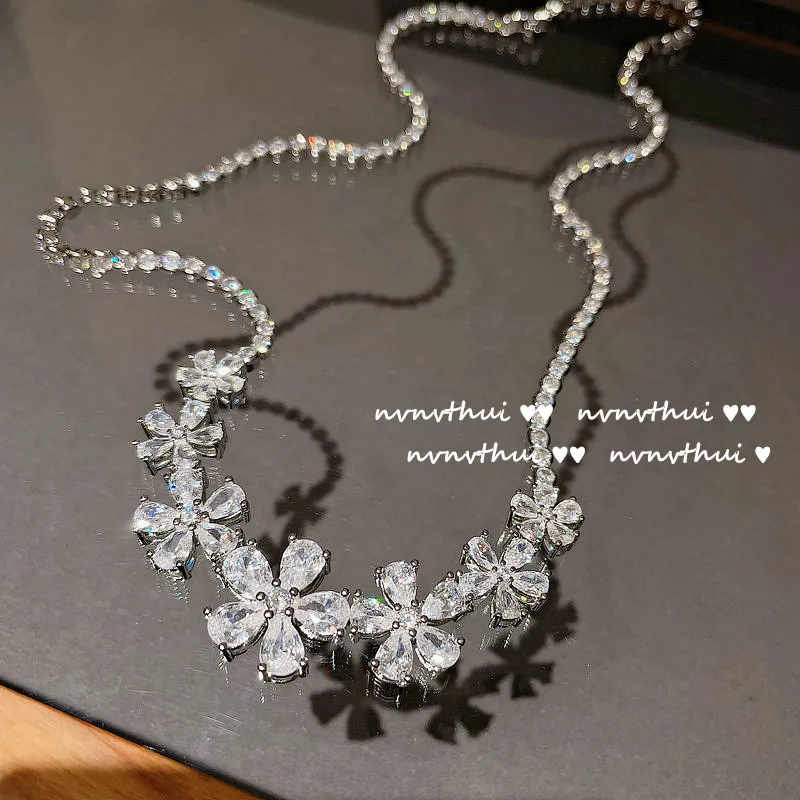 

Bright Luminous Flower Gem Necklace Plated 18K Gold Group Inlaid Zircon Full Diamond Size Flower Necklace Choker gothic