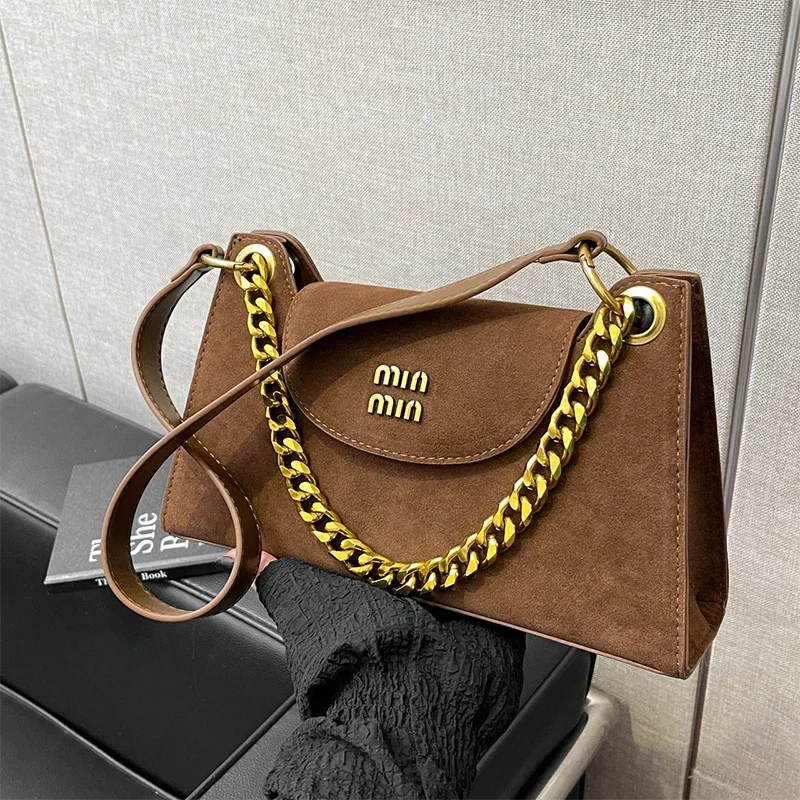 Дизайнерская женская сумка с металлической цепочкой замшевая матовая