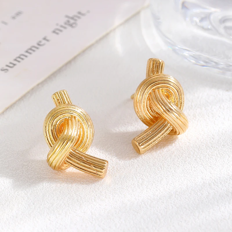 Женские геометрические серьги-гвоздики