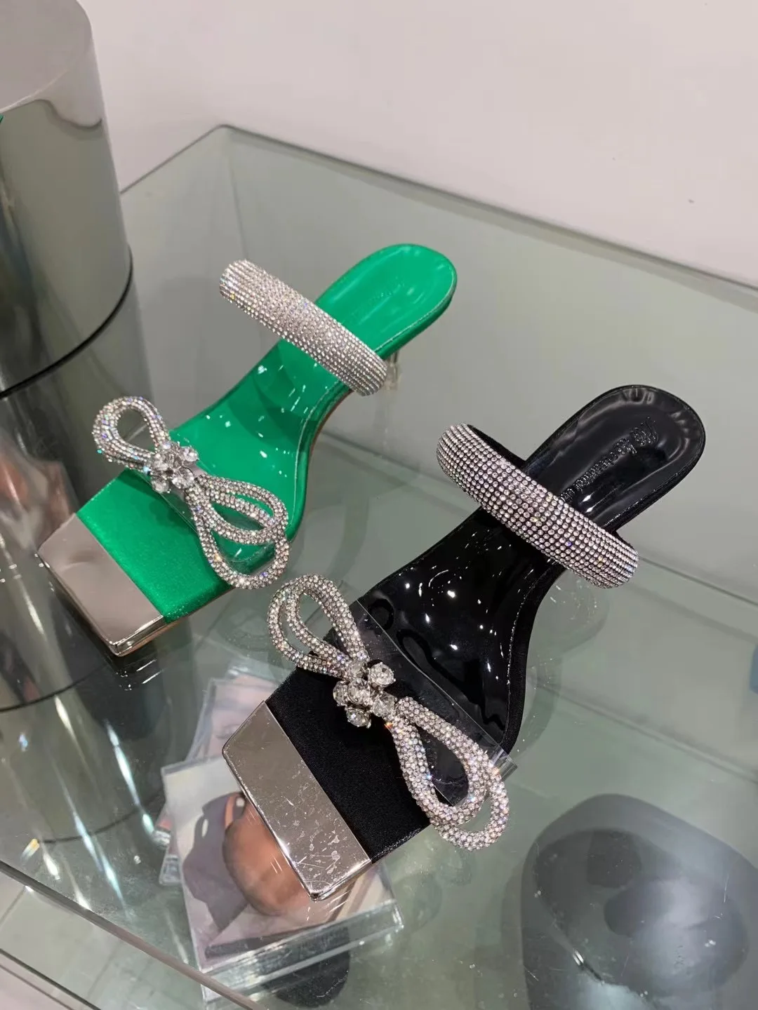 

Fashion Women Slippers Rhinestone Bow Design Shallow Slip On Thin High Heels Black White Green Summer Outdoor Slides Mules Shoes