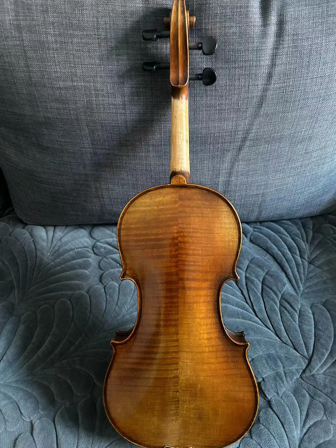 Модель скрипки Stradi 4/4 цельный пламенный клен спинка ель верхняя часть заводская