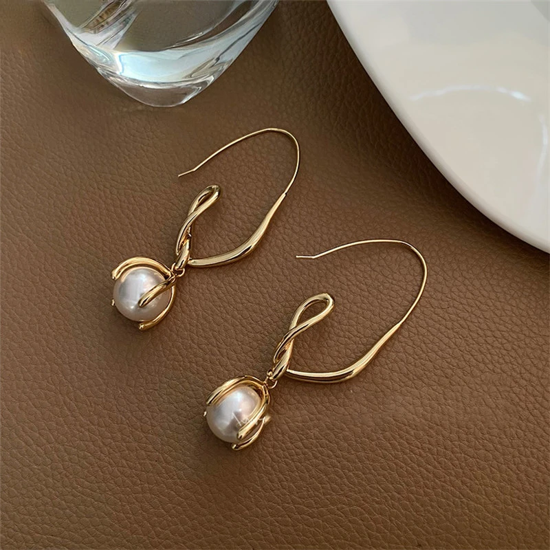 

Metal Twisted Line Pearl Earrings Retro Fashion Contracted Temperament Elegant Earrings Women Jewelry Party Accessories 2023