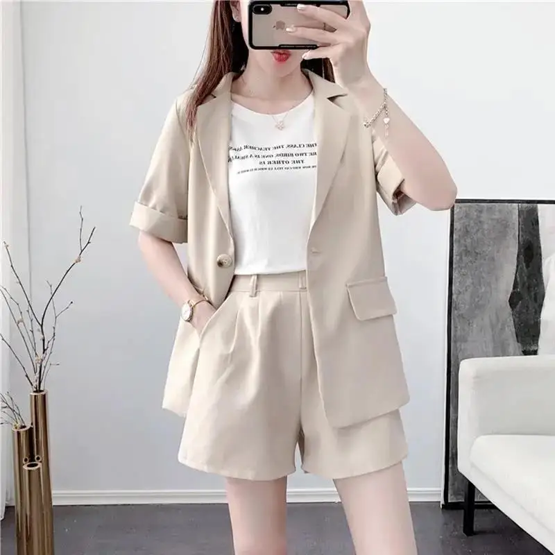 

Летний женский костюм из двух предметов с шортами