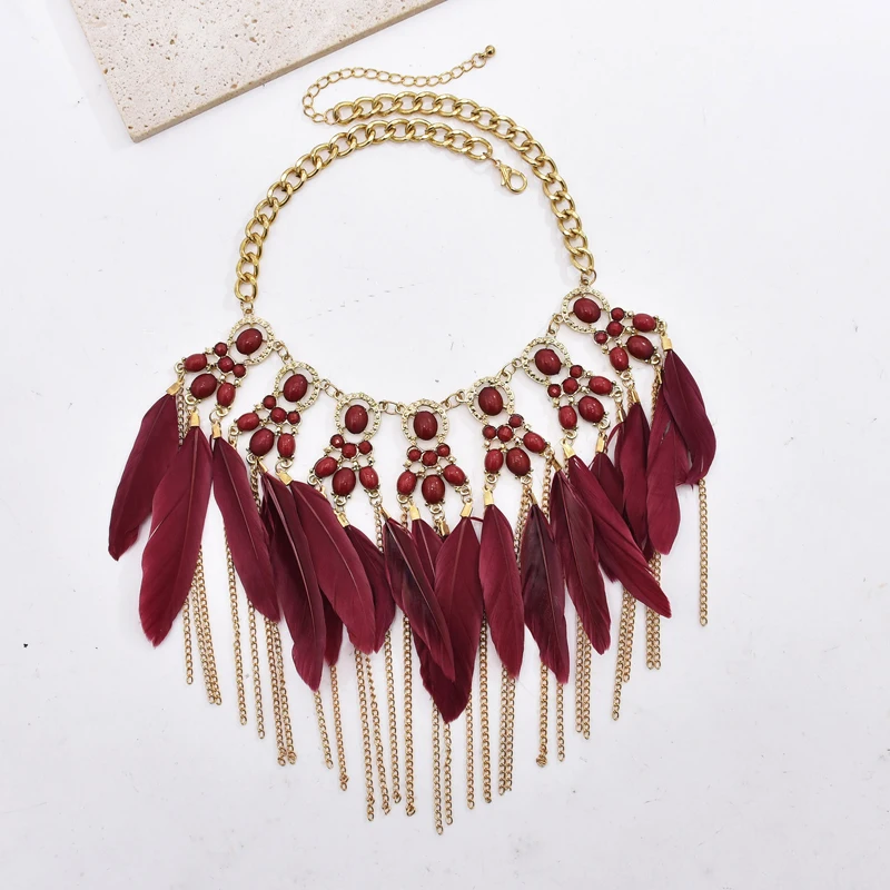 Ожерелье в богемном стиле цепочка с перьями кисточка акриловая маленькая