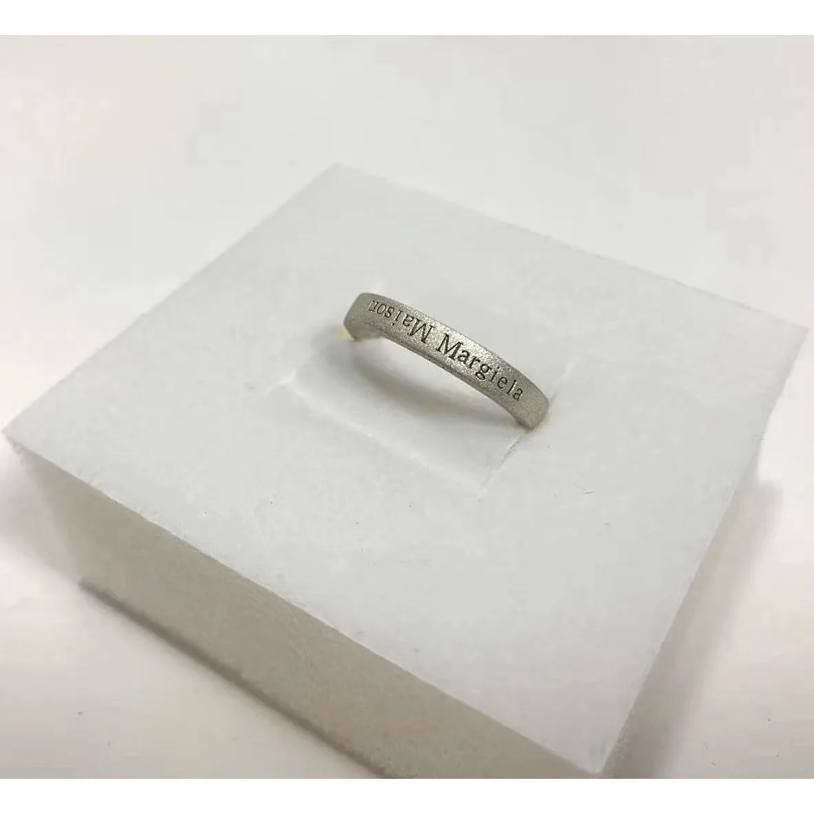 

Новые тонкие кольца с надписью и логотипом